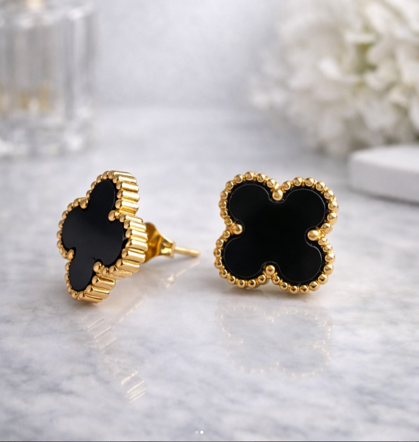 Brinco trevo preto em close
