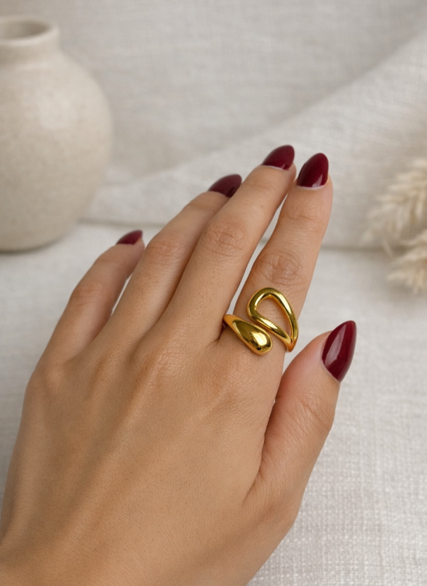 Anel dourado Lior em uso