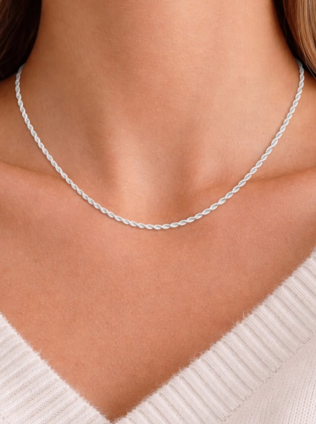 Colar prateado Lior em uso