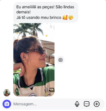 Cliente usando brinco Lior